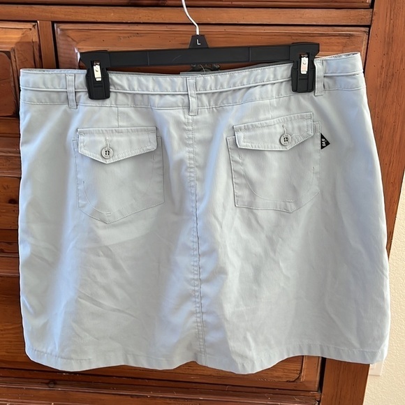Nivo Women’s gray skort with zipper pockets size 14 preloved - Picture 4 of 9